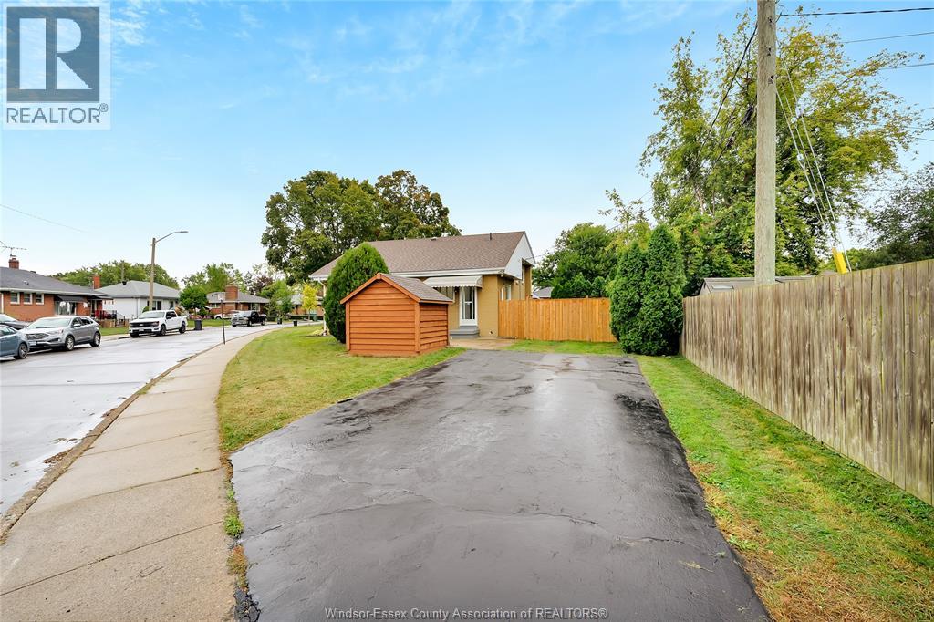 1377 GRANVILLE CRESCENT - 4