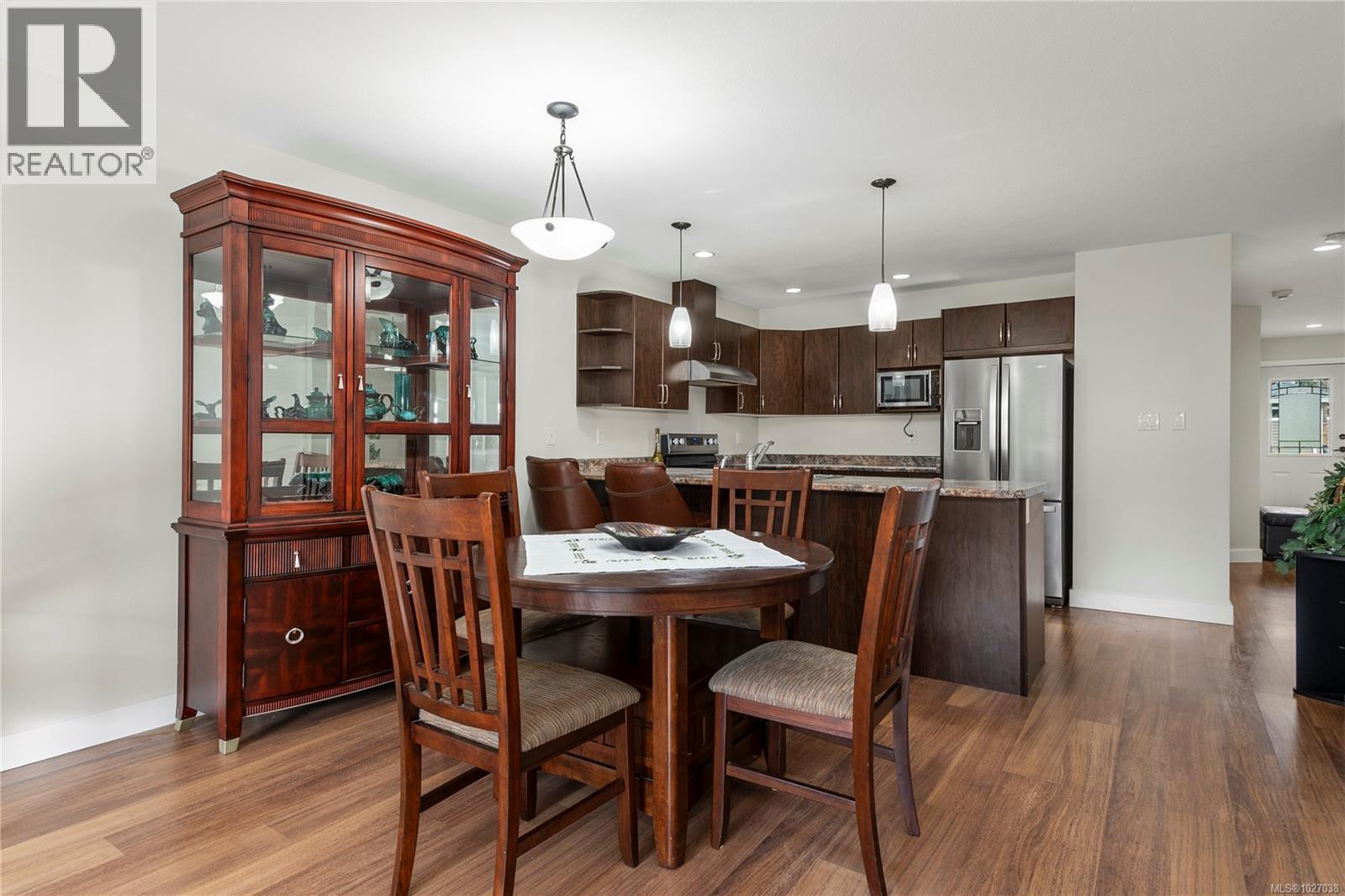 6 3400 Coniston Cres, Cumberland