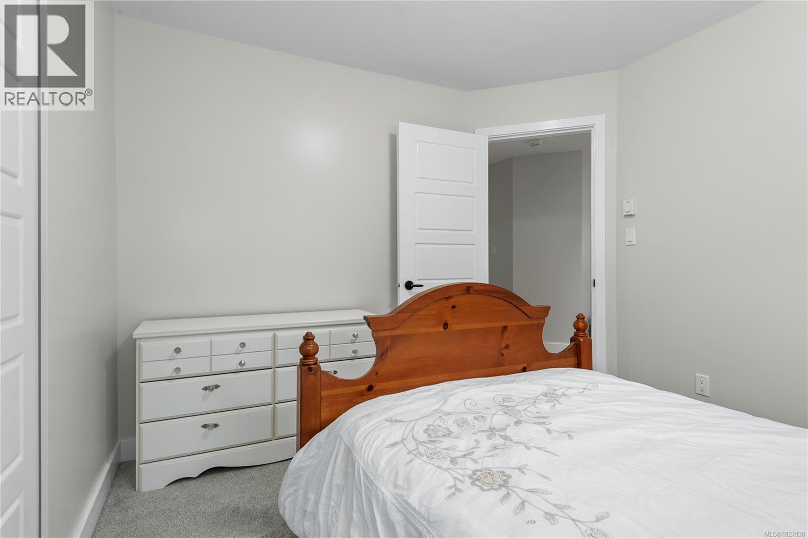 6 3400 Coniston Cres, Cumberland