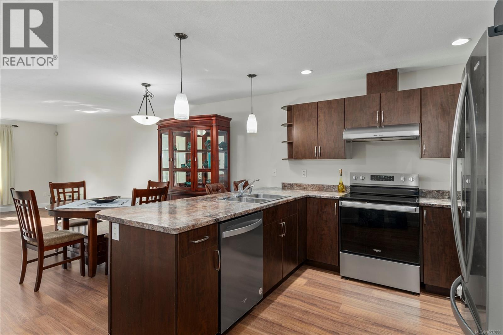 6 3400 Coniston Cres, Cumberland