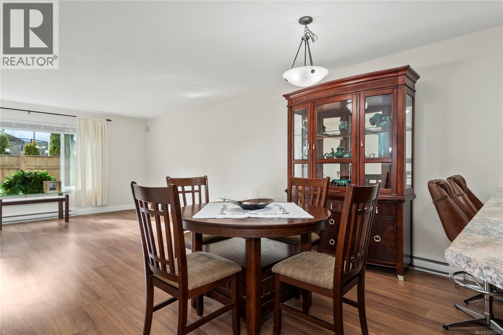 6 3400 Coniston Cres, Cumberland