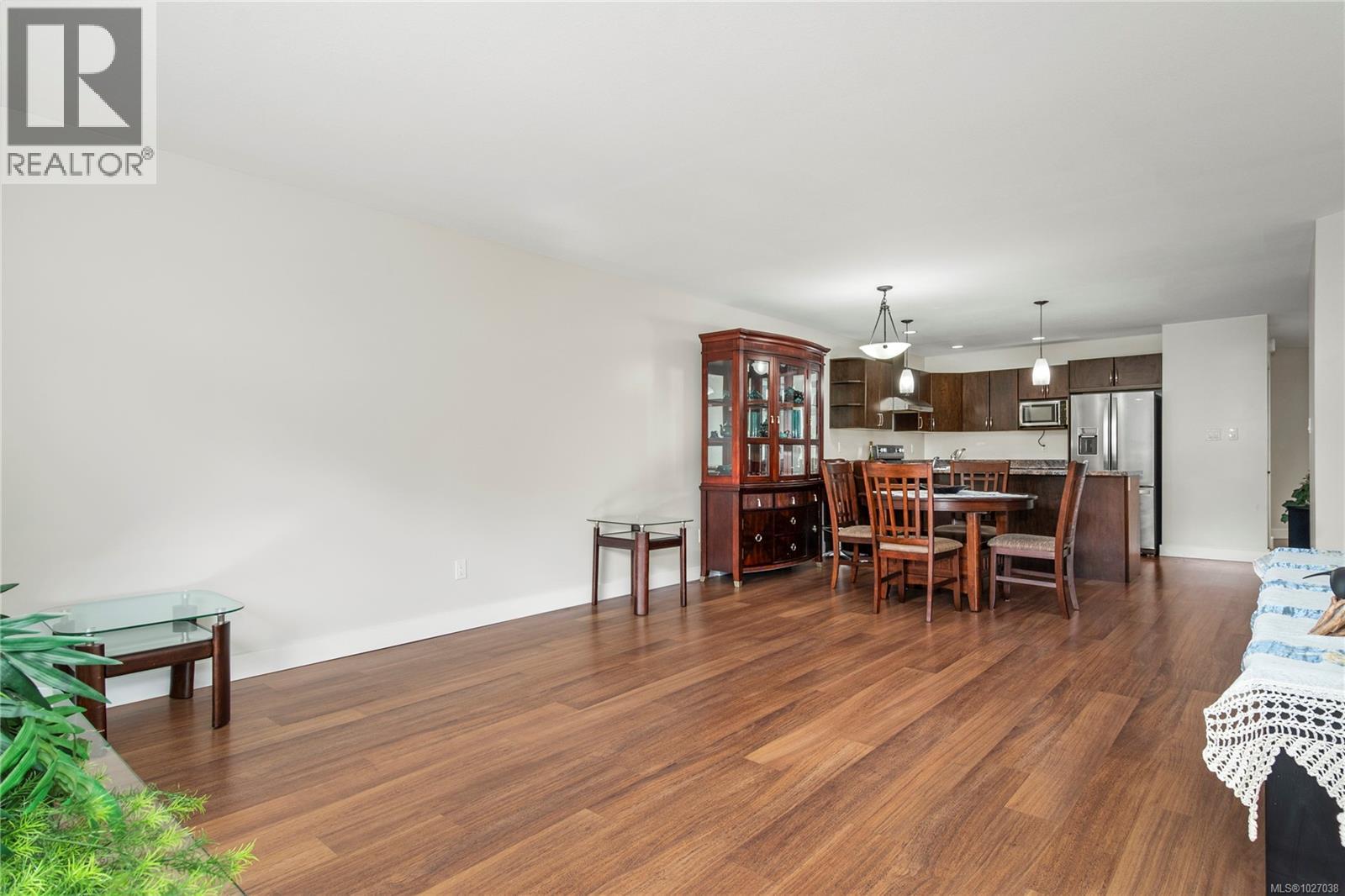 6 3400 Coniston Cres, Cumberland