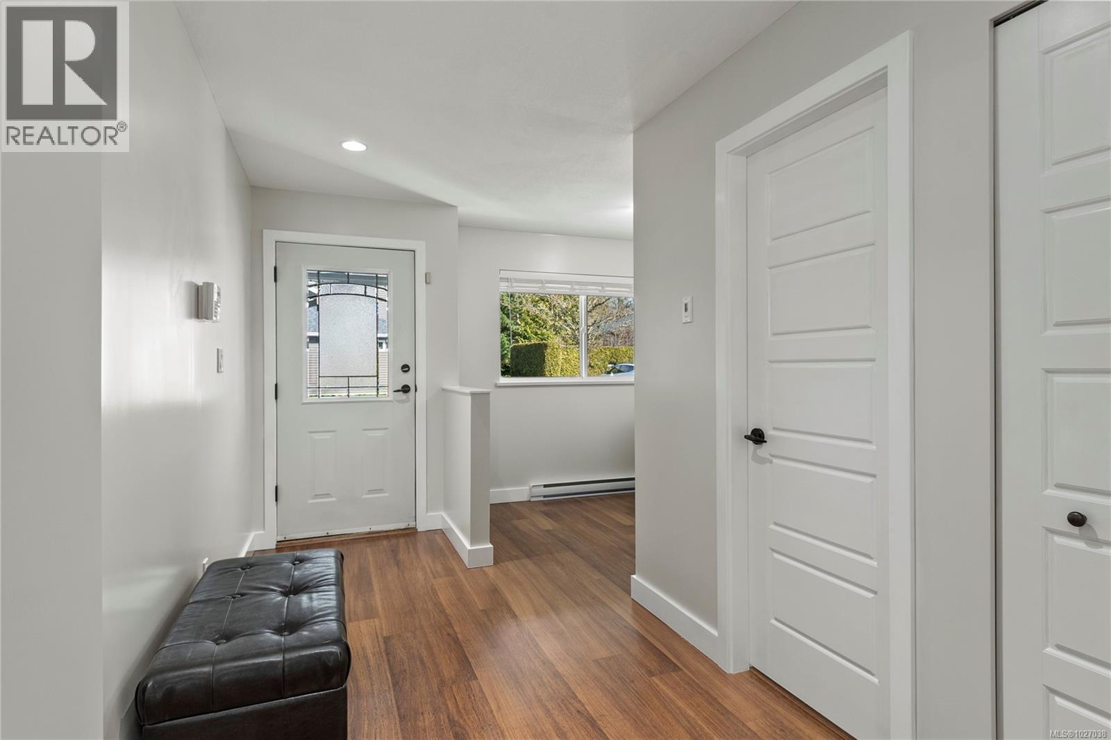 6 3400 Coniston Cres, Cumberland