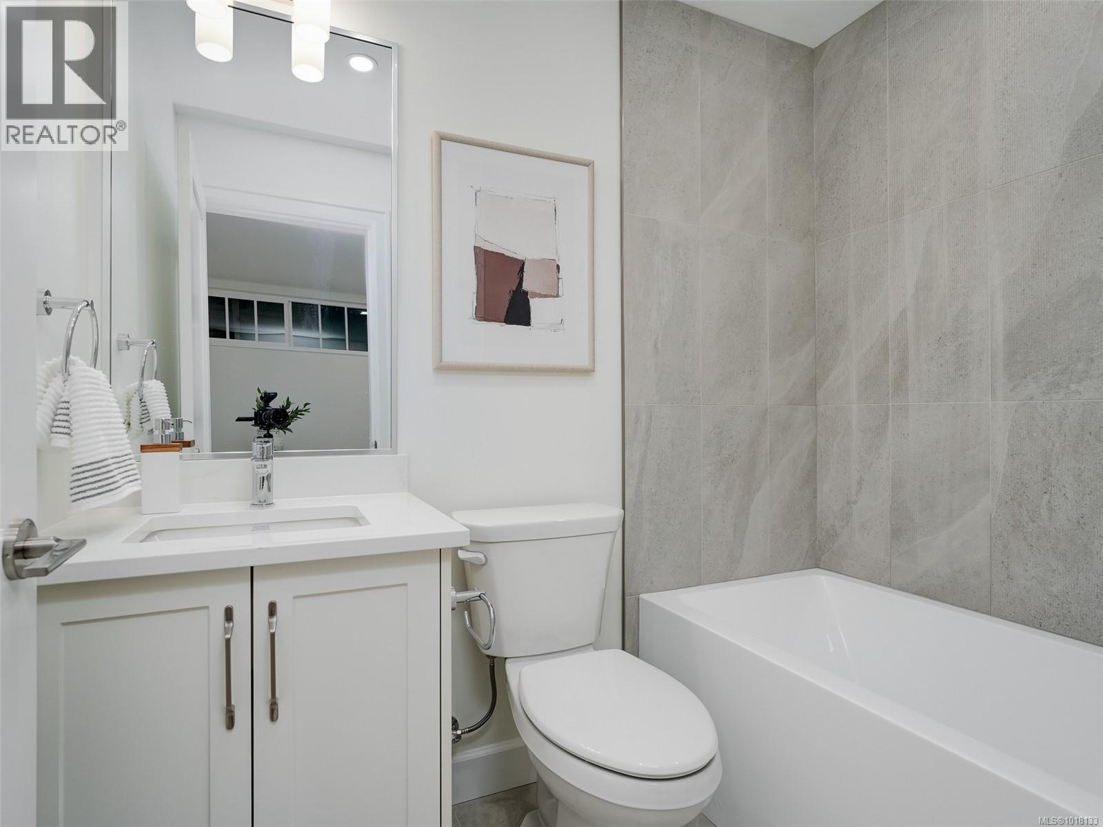 1 3513 Henderson Rd, Oak Bay