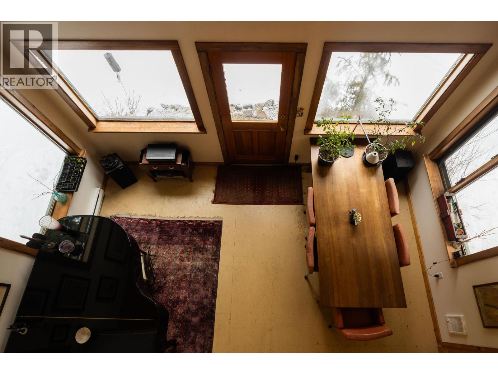 6225 PORTO RICO YMIR Road, Ymir