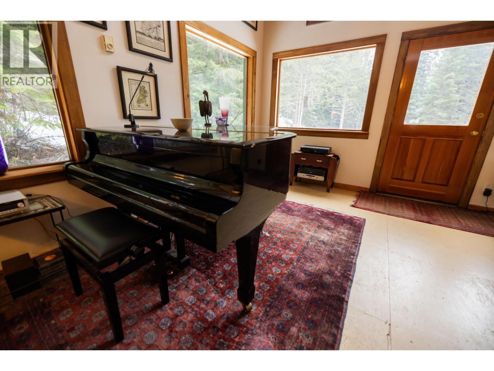 6225 PORTO RICO YMIR Road, Ymir