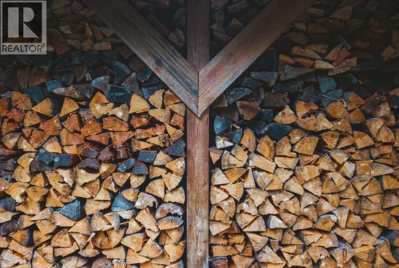 6225 PORTO RICO YMIR Road, Ymir