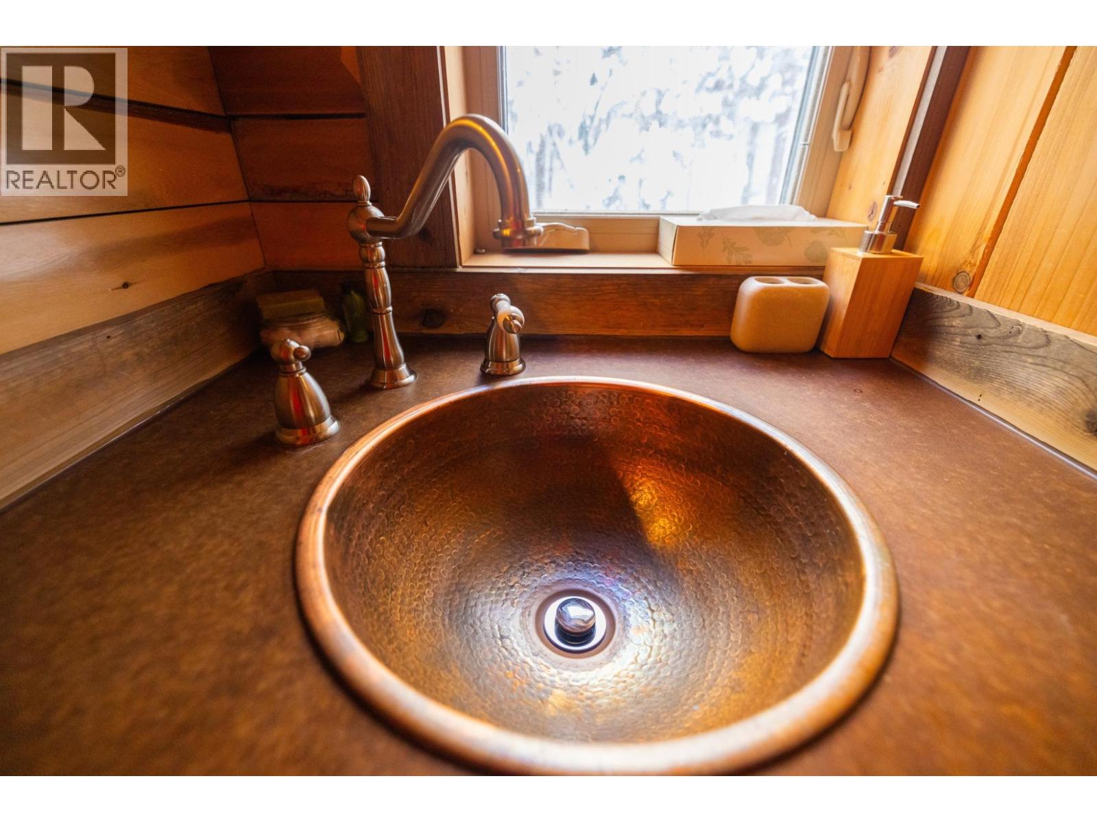 6225 PORTO RICO YMIR Road, Ymir