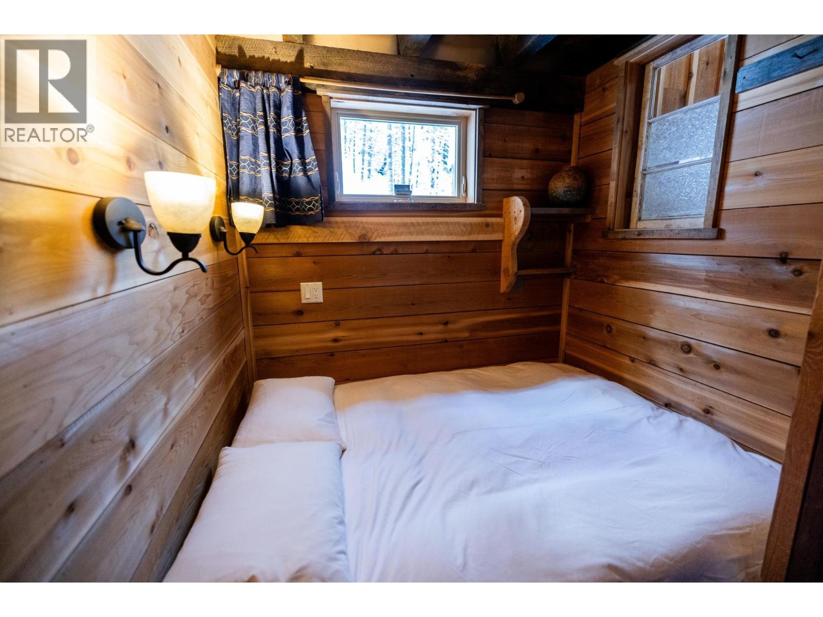 6225 PORTO RICO YMIR Road, Ymir