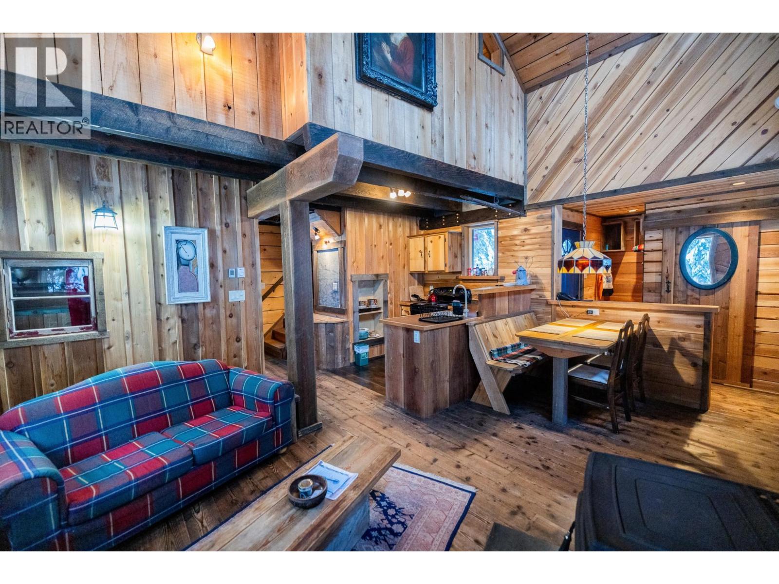 6225 PORTO RICO YMIR Road, Ymir