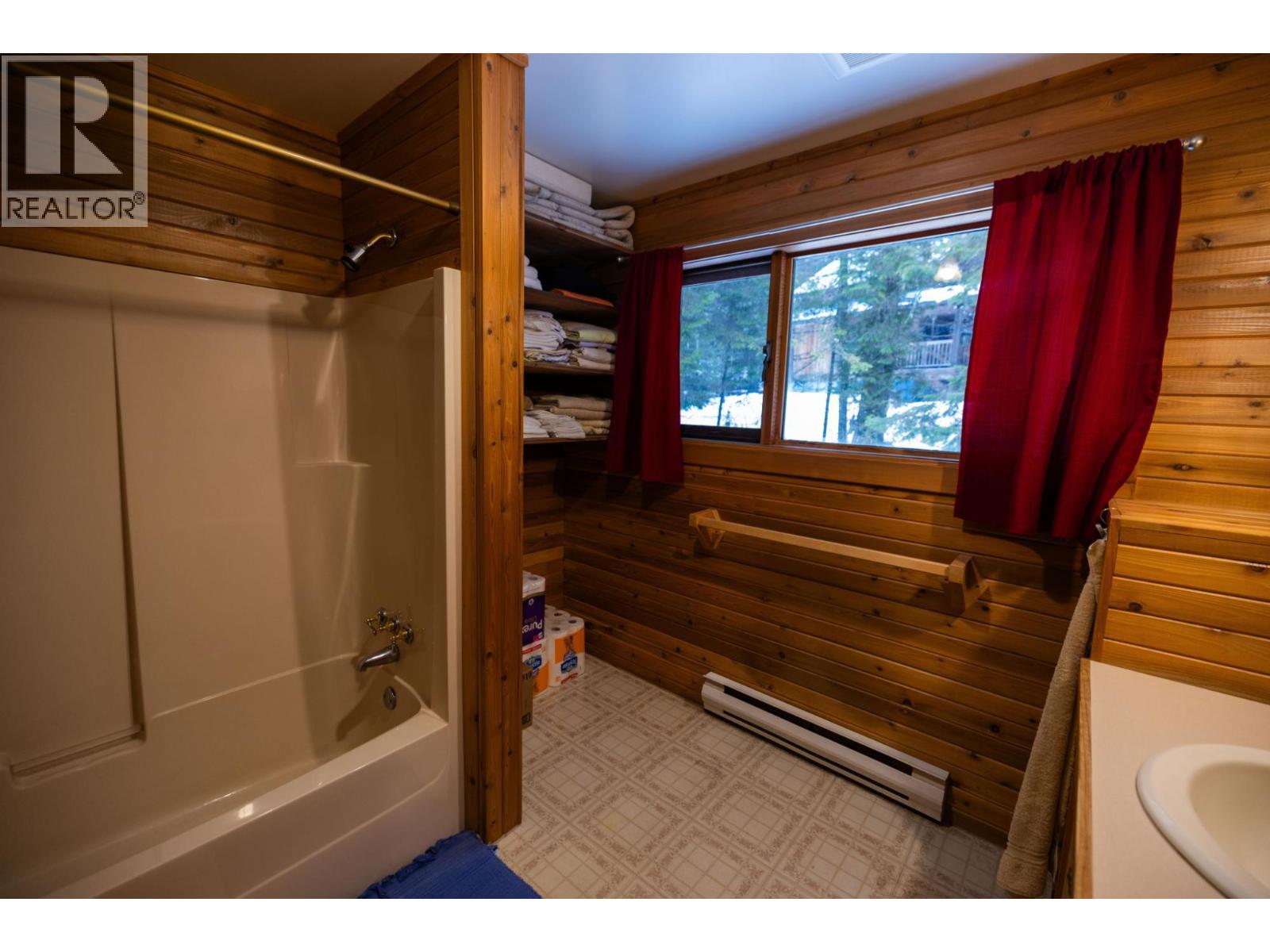 6225 PORTO RICO YMIR Road, Ymir