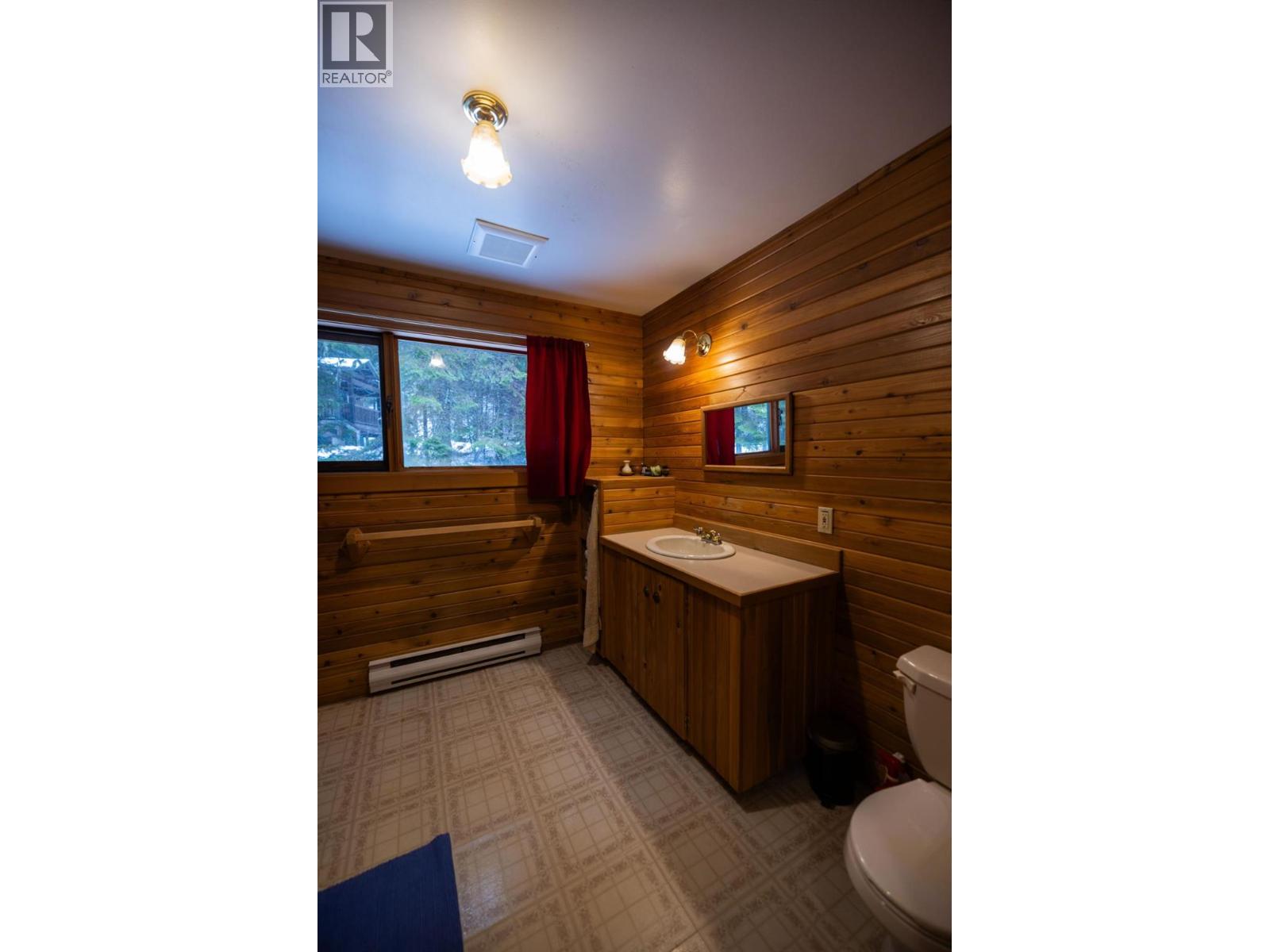 6225 PORTO RICO YMIR Road, Ymir