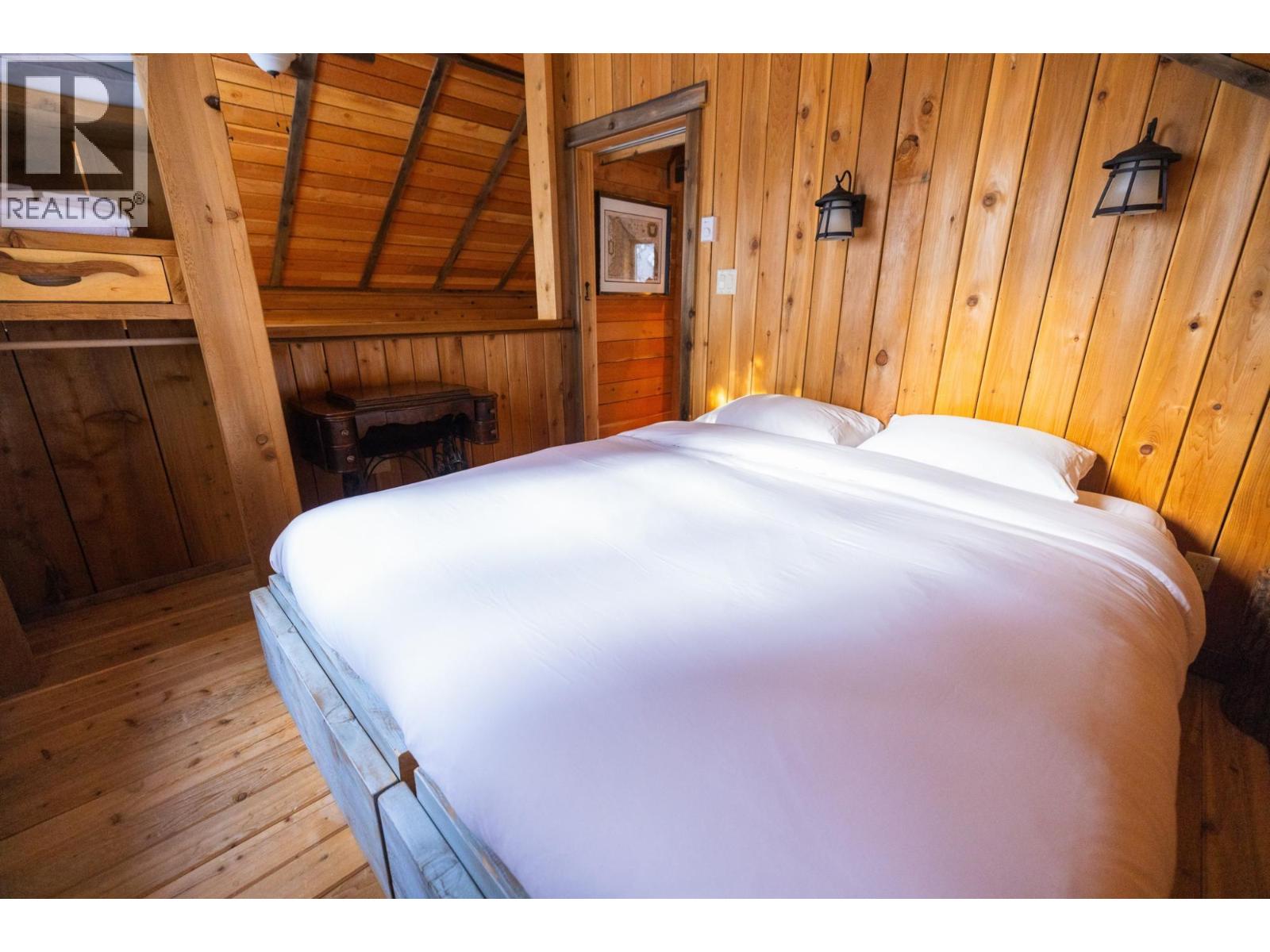 6225 PORTO RICO YMIR Road, Ymir