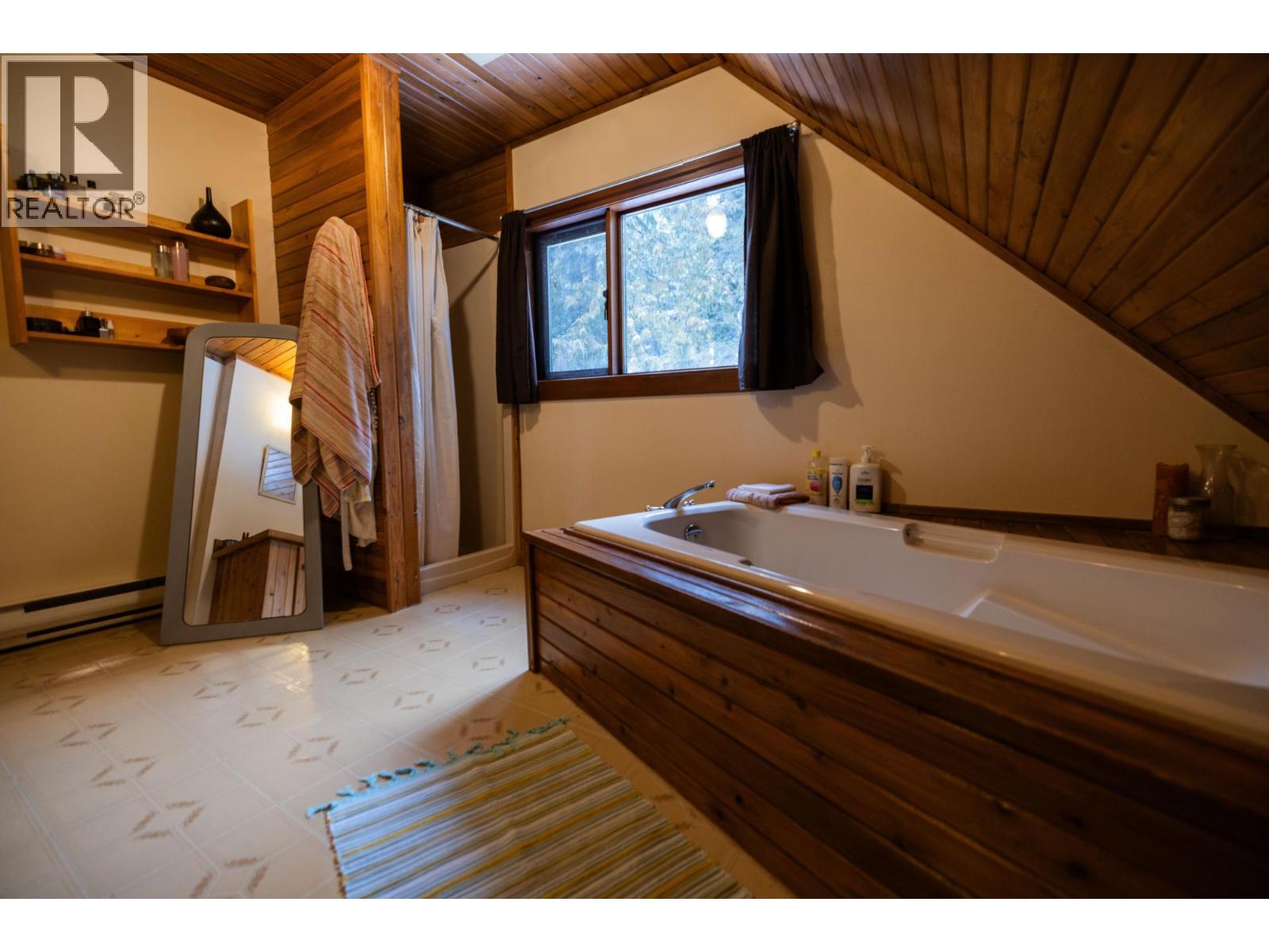 6225 PORTO RICO YMIR Road, Ymir