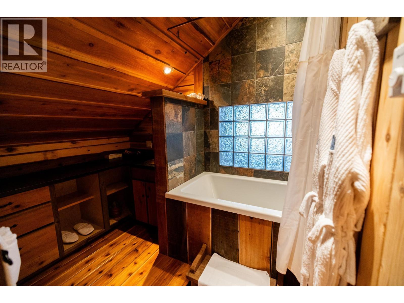 6225 PORTO RICO YMIR Road, Ymir