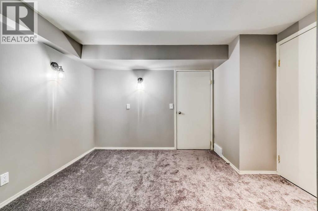 Single Family House for Sale in  Woodmont Terrace SW Woodbine Calgary 