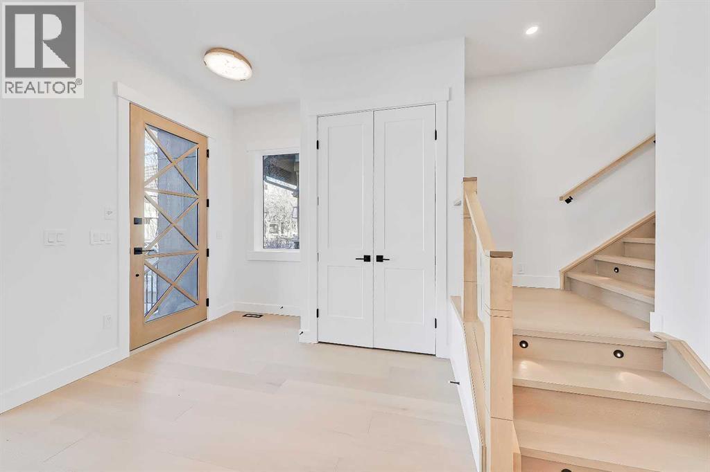 732 33A Street NW - Photo 3 of 50, Calgary, Alberta