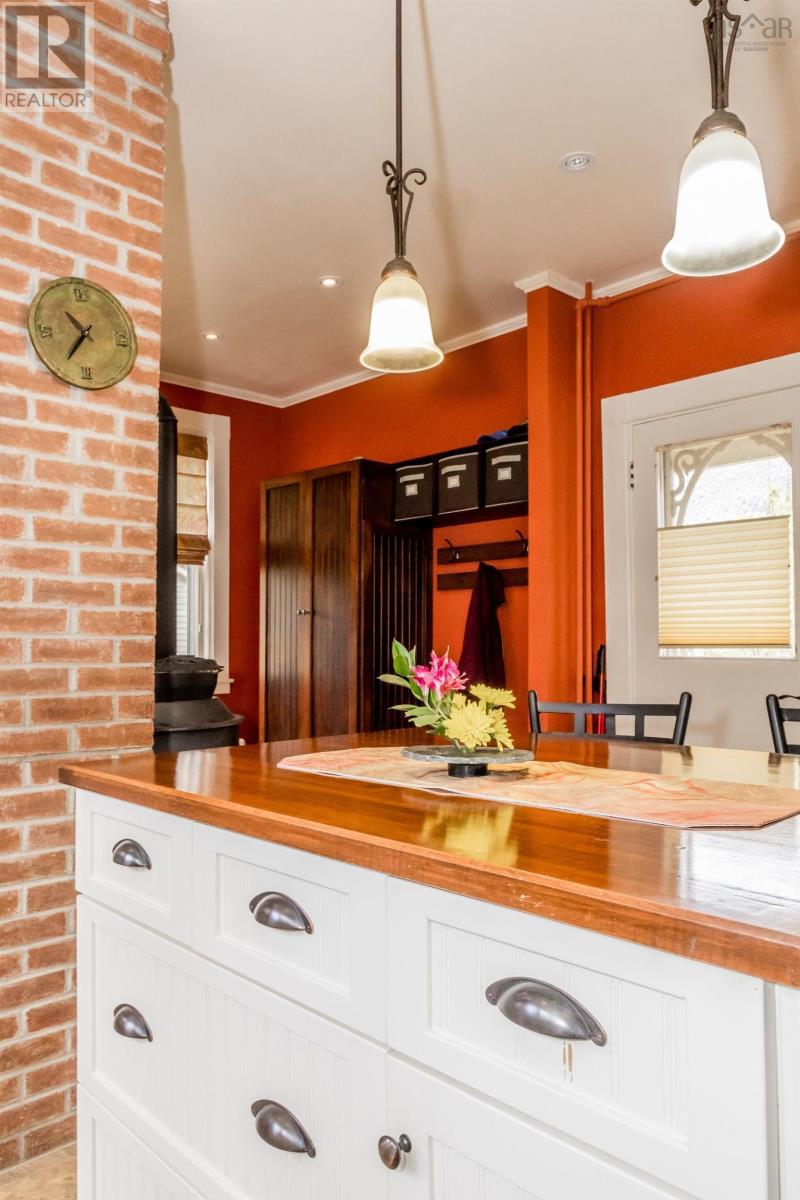 Property 10 of 43 of 359 Granville Street E