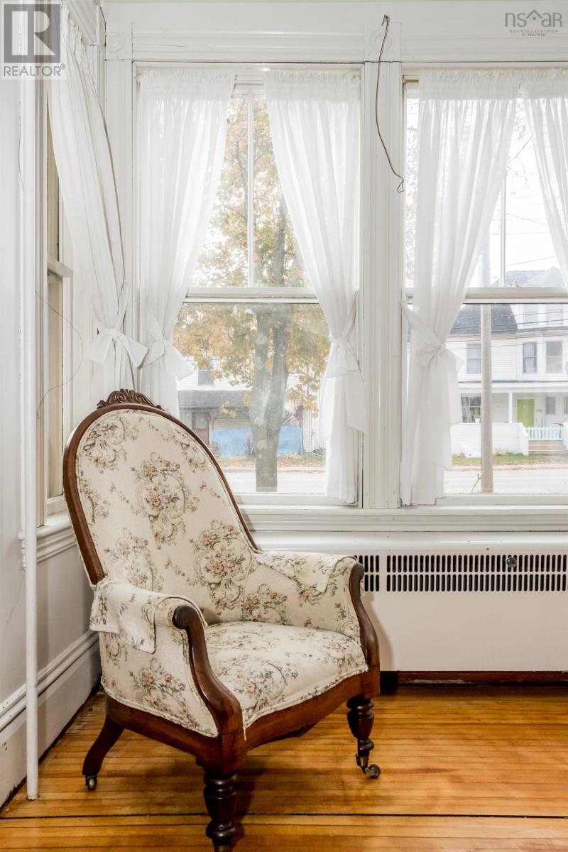 Property 16 of 43 of 359 Granville Street E