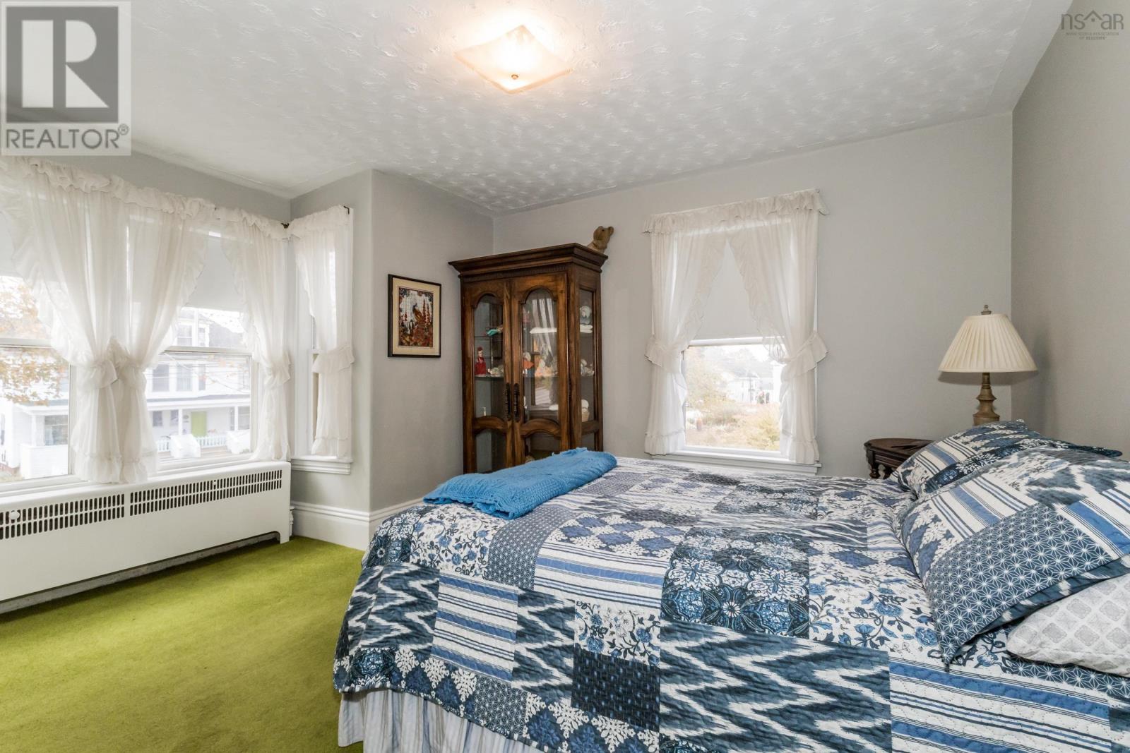 Property 23 of 43 of 359 Granville Street E