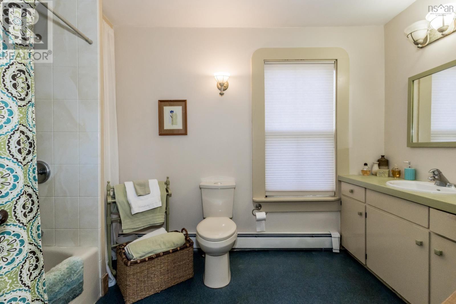 Property 20 of 43 of 359 Granville Street E