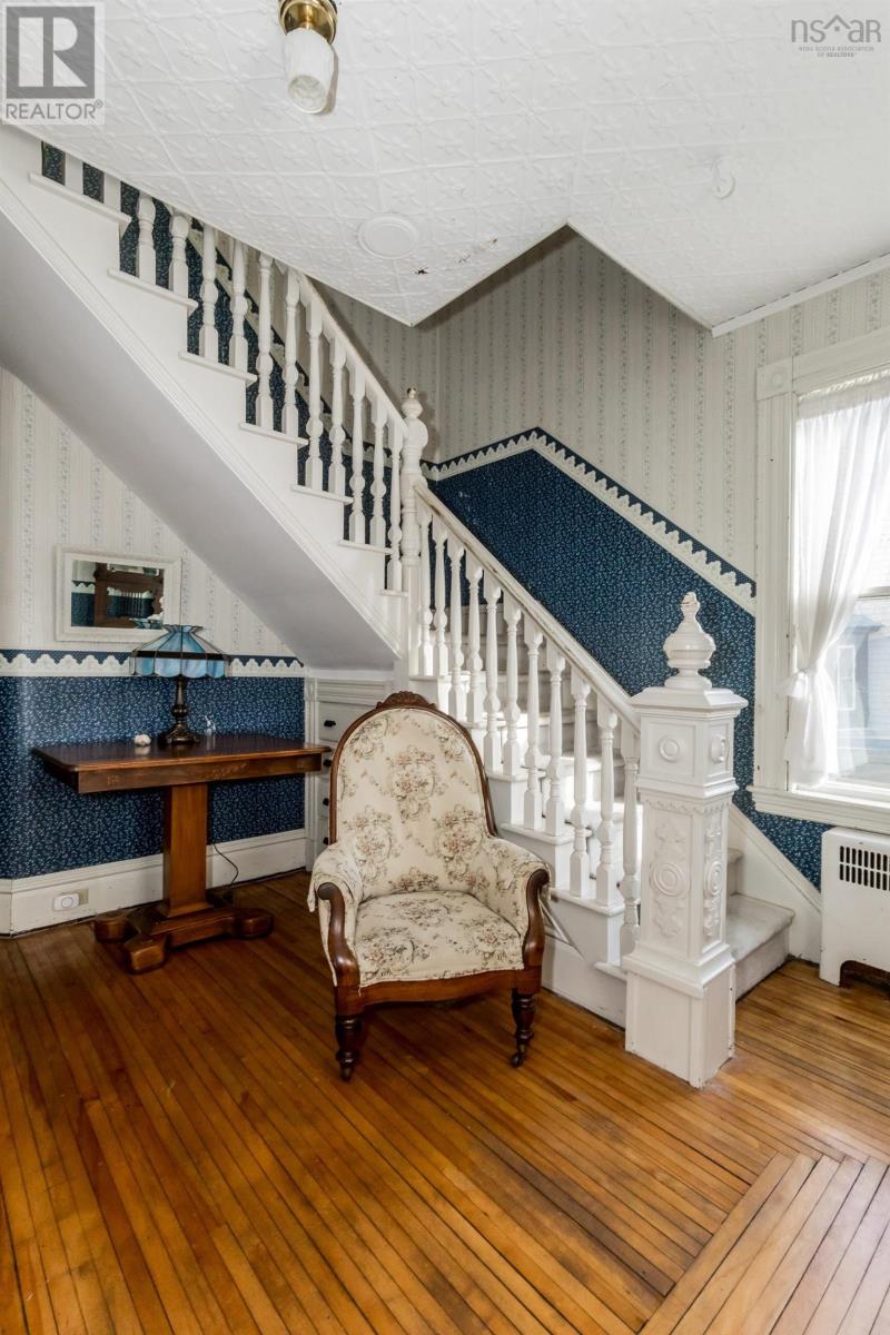 Property 19 of 43 of 359 Granville Street E