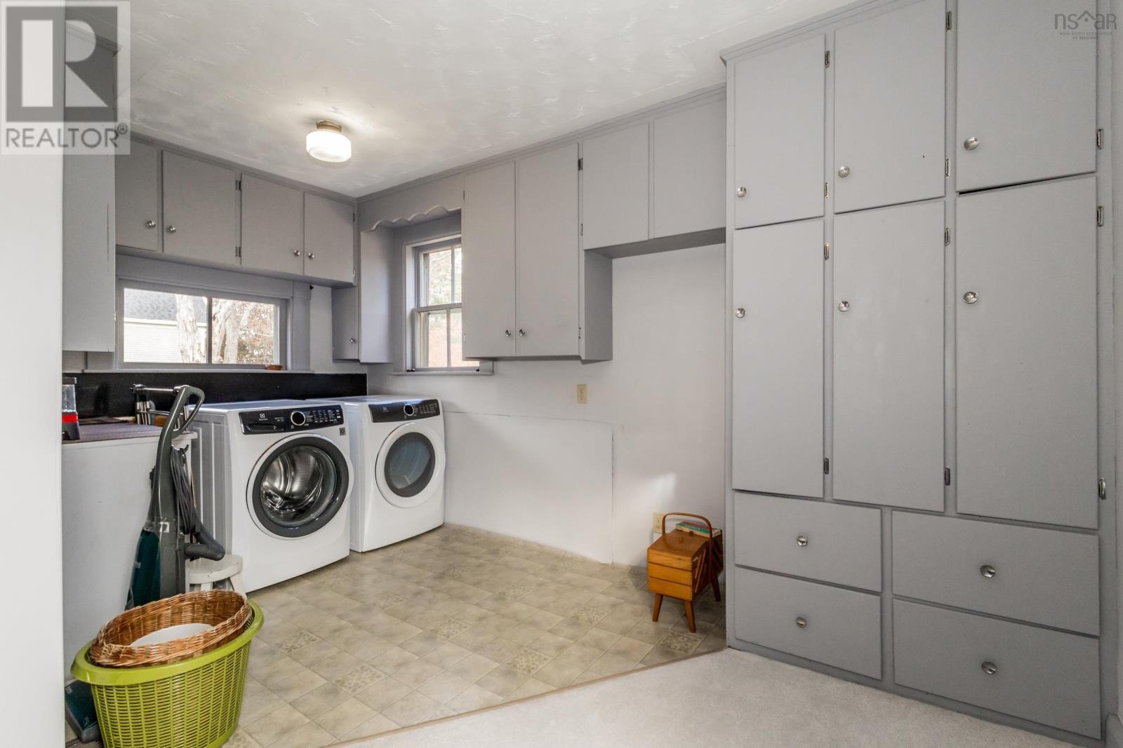 Property 21 of 43 of 359 Granville Street E