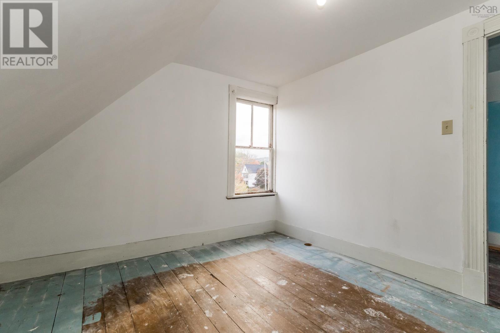 Property 27 of 43 of 359 Granville Street E