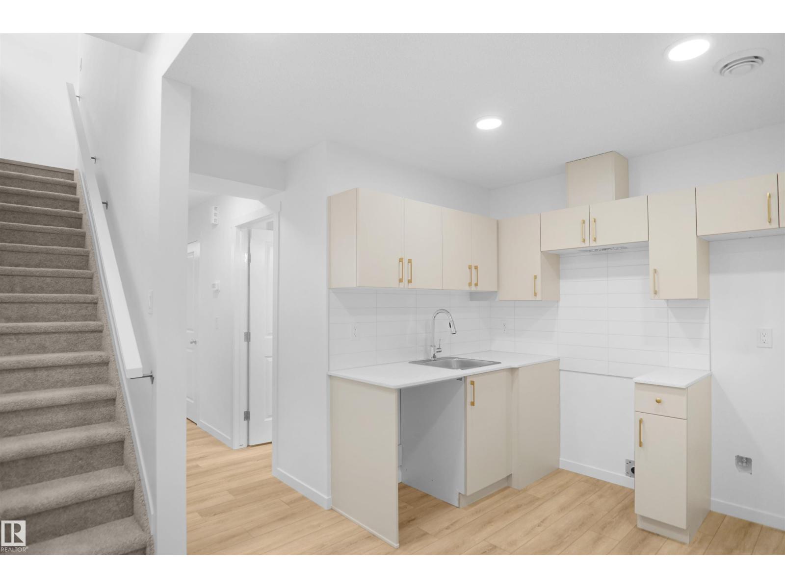 
          40 531 MERLIN LANDING LD NW
            <br/>
            <span>Edmonton</span>
            , 
            <span>AB</span>
             <span>T5Y4B7</span>
         - Photo 29