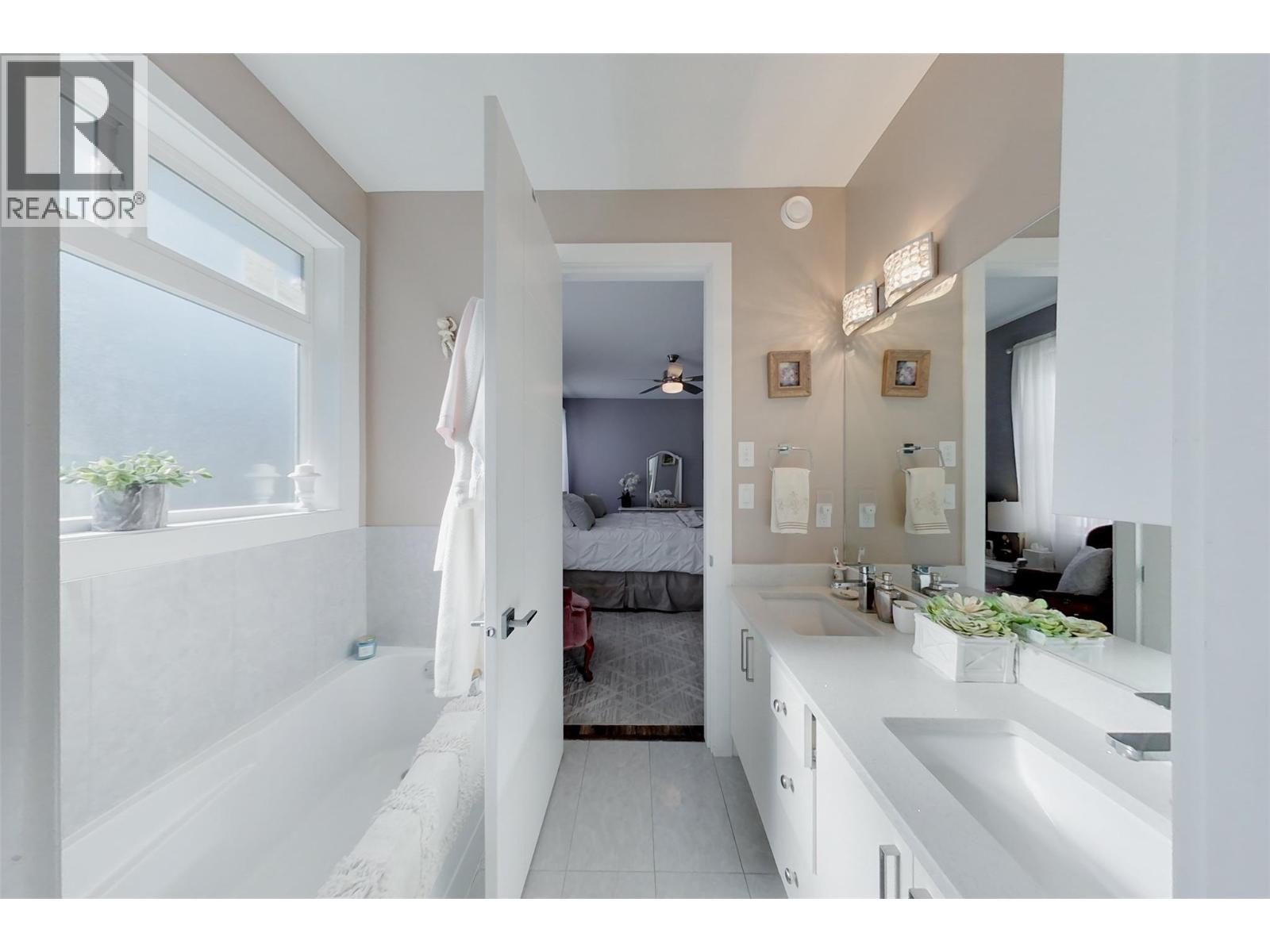 3807 FAIRWINDS Drive, Osoyoos