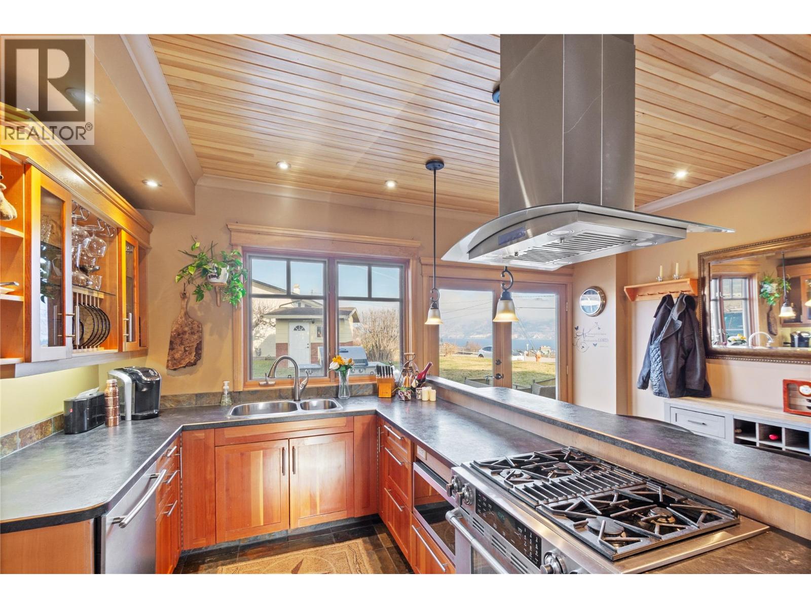 13606 Cooke Avenue, Summerland