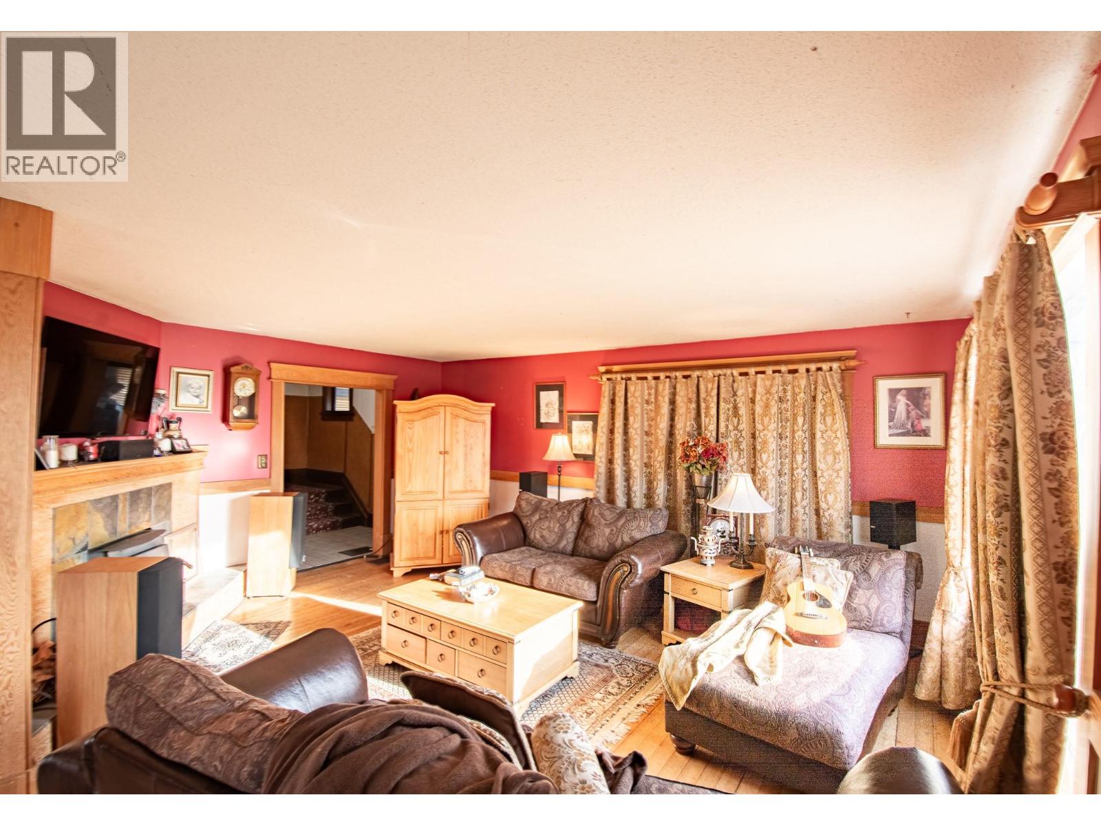 13606 Cooke Avenue, Summerland