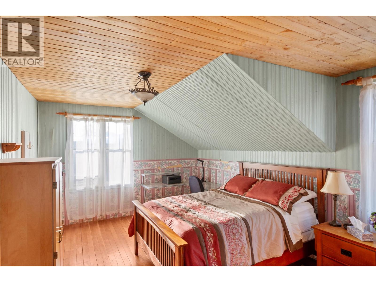 13606 Cooke Avenue, Summerland