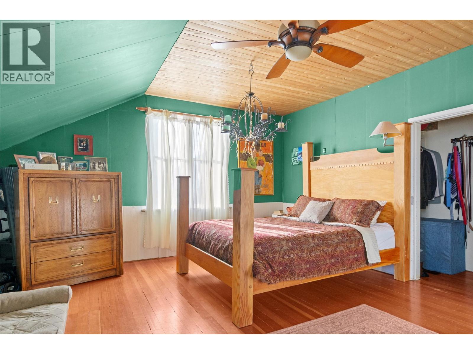 13606 Cooke Avenue, Summerland