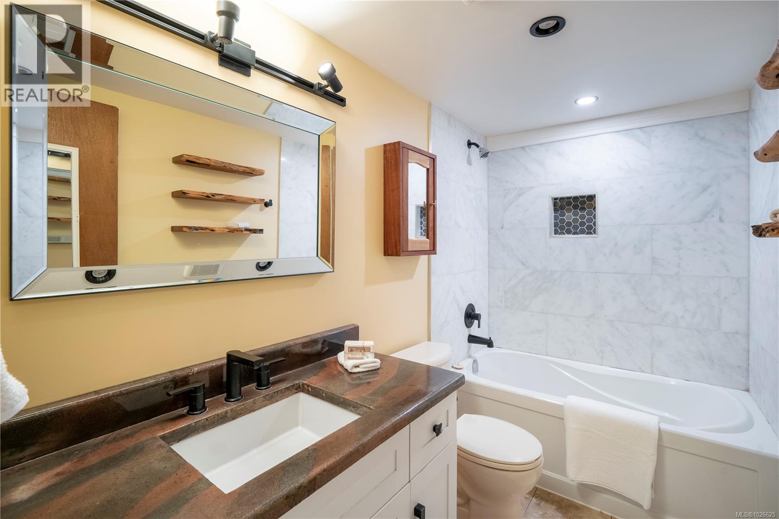 493D 4678 Elk Lake Drive, Saanich