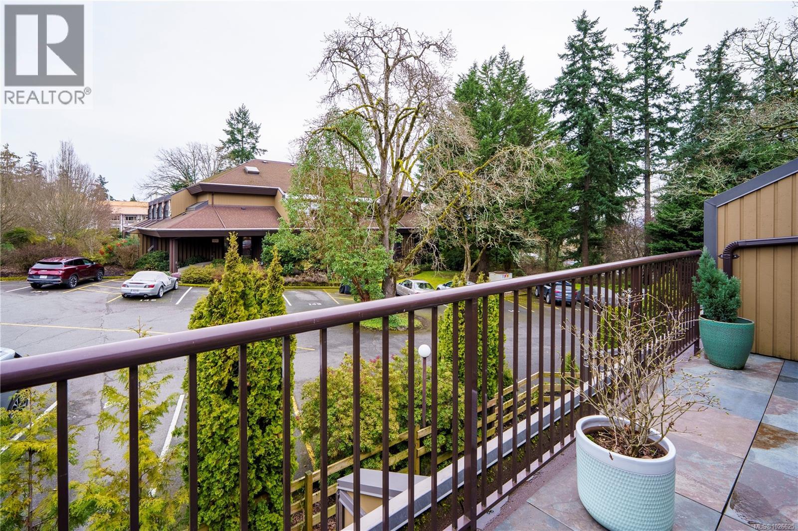 493D 4678 Elk Lake Drive, Saanich