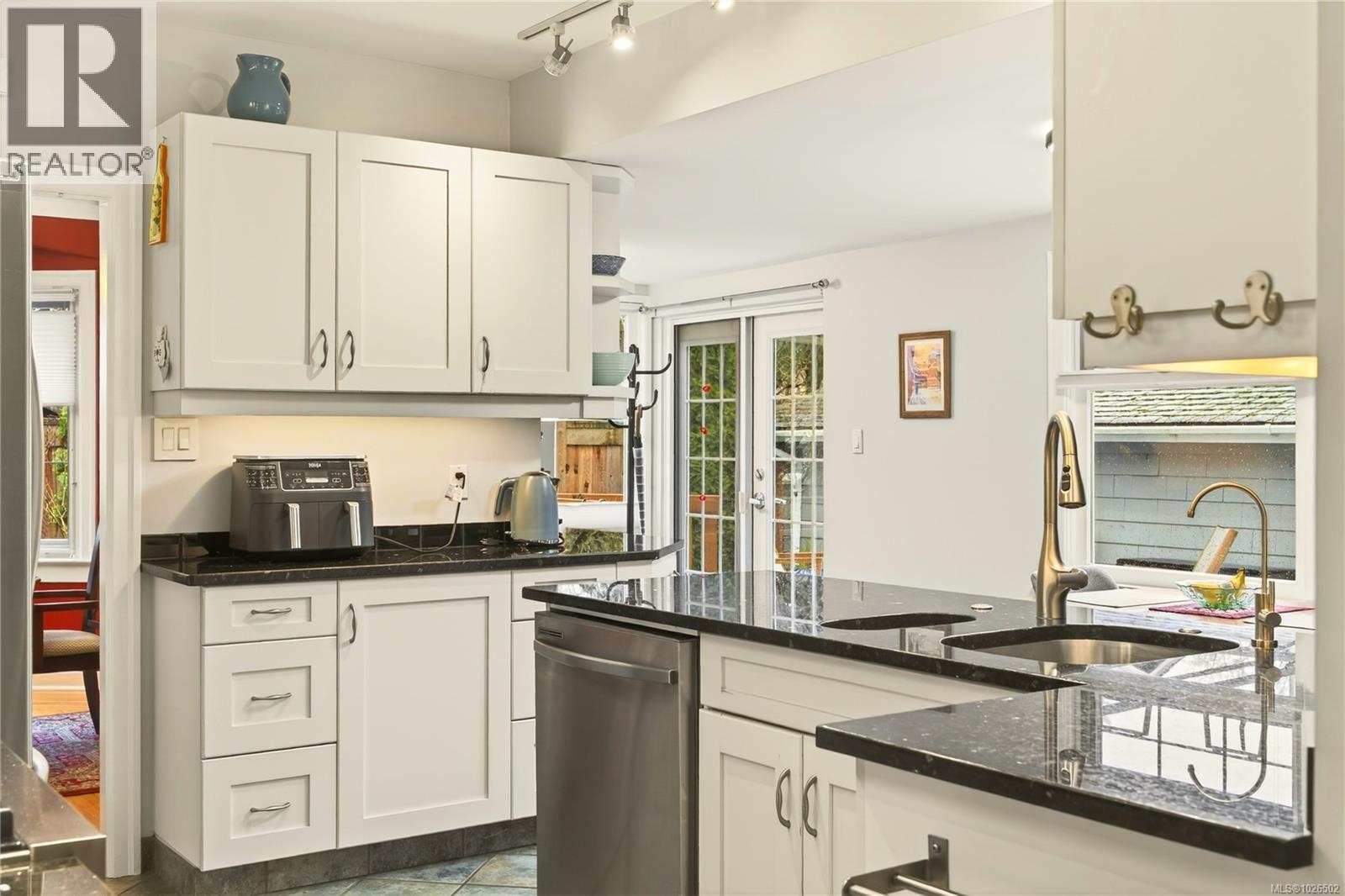 225 STEWART AVE - 12