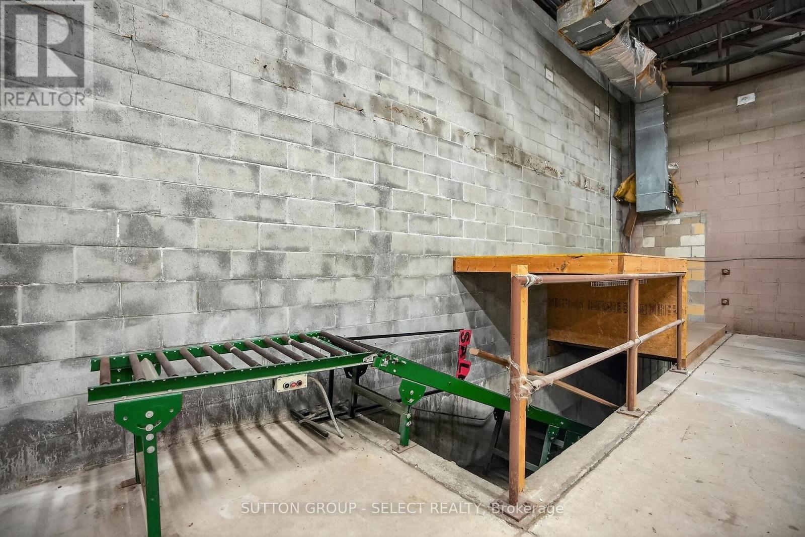 812 DUNDAS STREET Property Photo