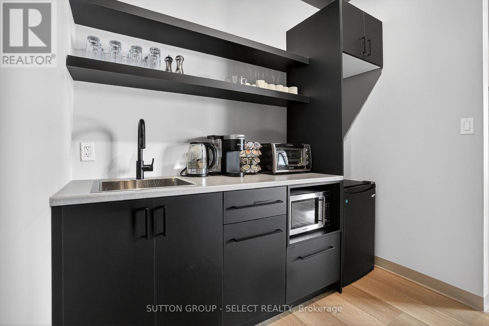 812 DUNDAS STREET Property Photo