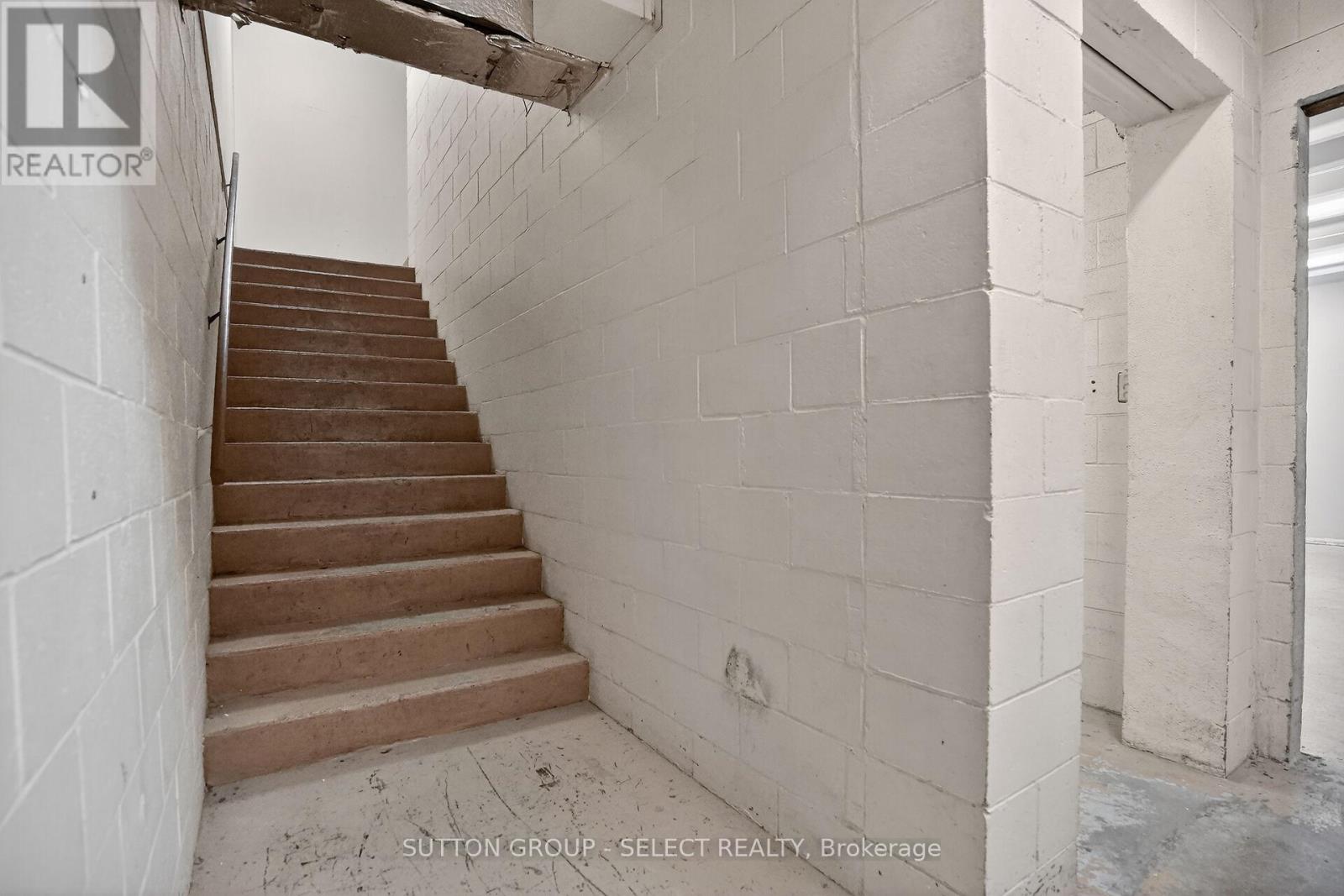 812 DUNDAS STREET Property Photo