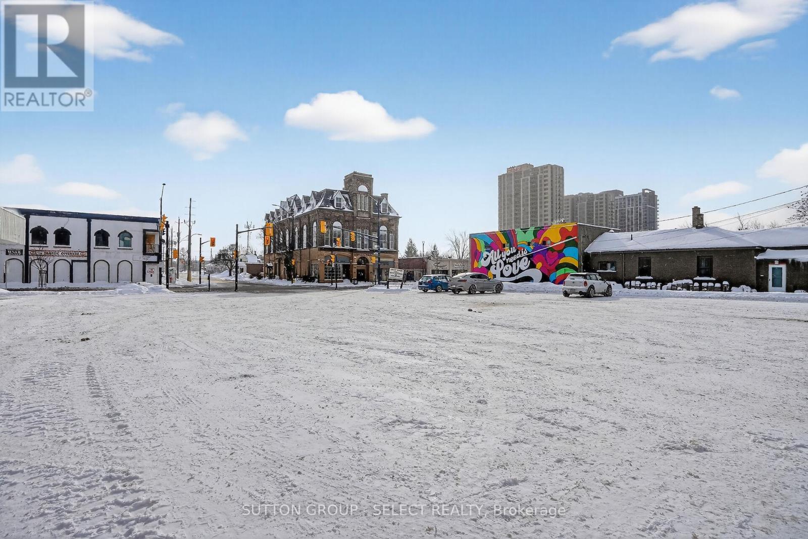 812 DUNDAS STREET Property Photo