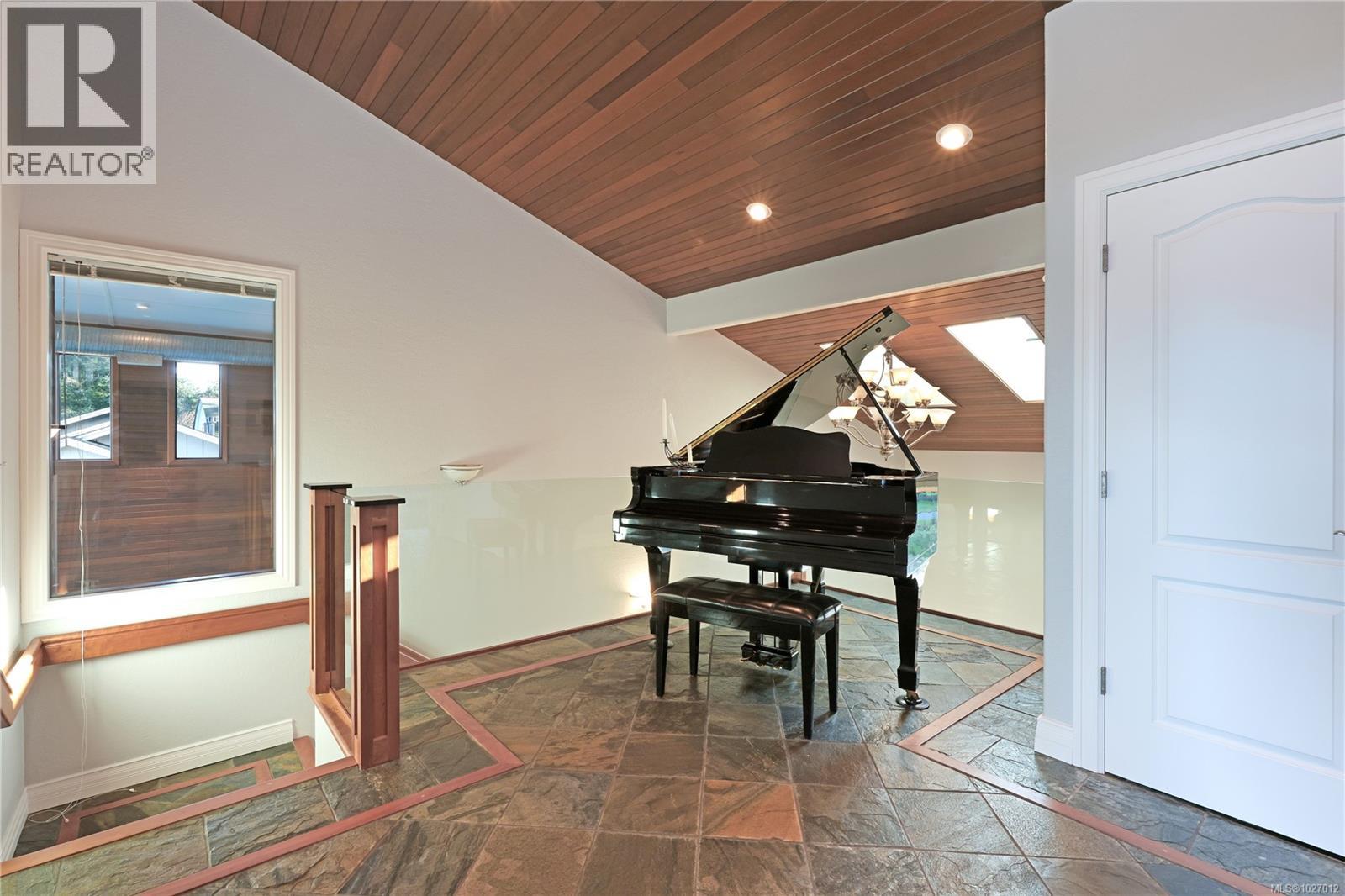 2270 Oyster Garden Rd, Campbell River