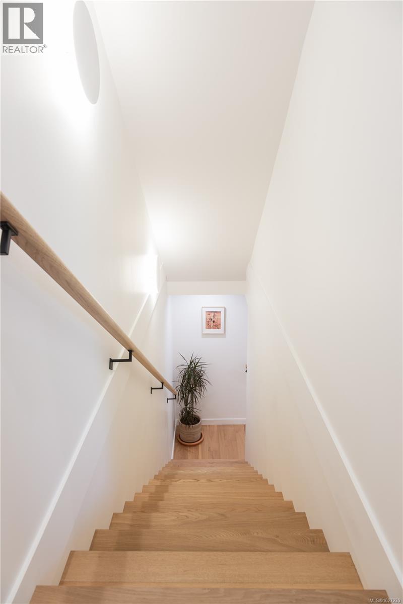 #4 909 Redfern St - 13