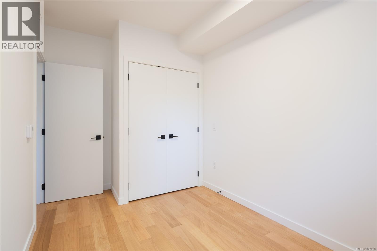 #4 909 Redfern St - 26