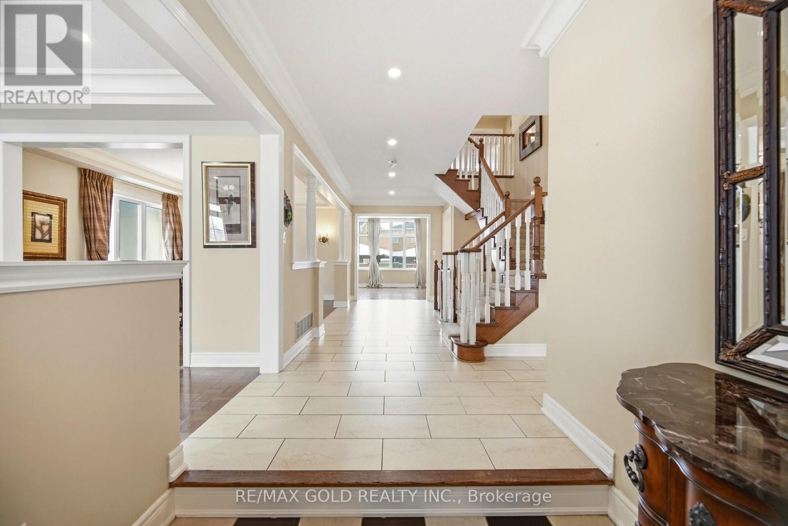 3 VALLEYCREEK DRIVE - Photo 2 of 32, Brampton (Bram East), Ontario