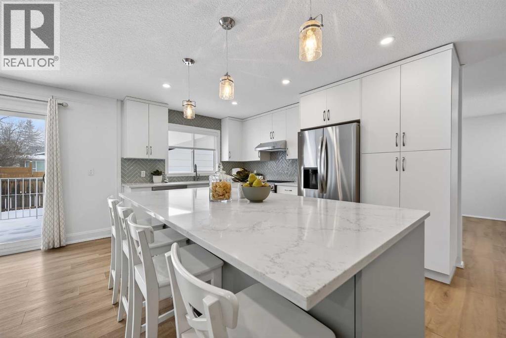 60 Sunmount Close SE - Photo 5 of 47, Calgary, Alberta