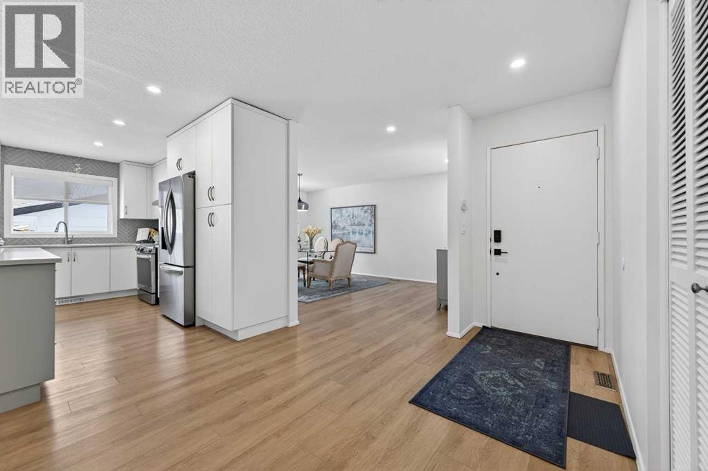 60 Sunmount Close SE - Photo 2 of 47, Calgary, Alberta