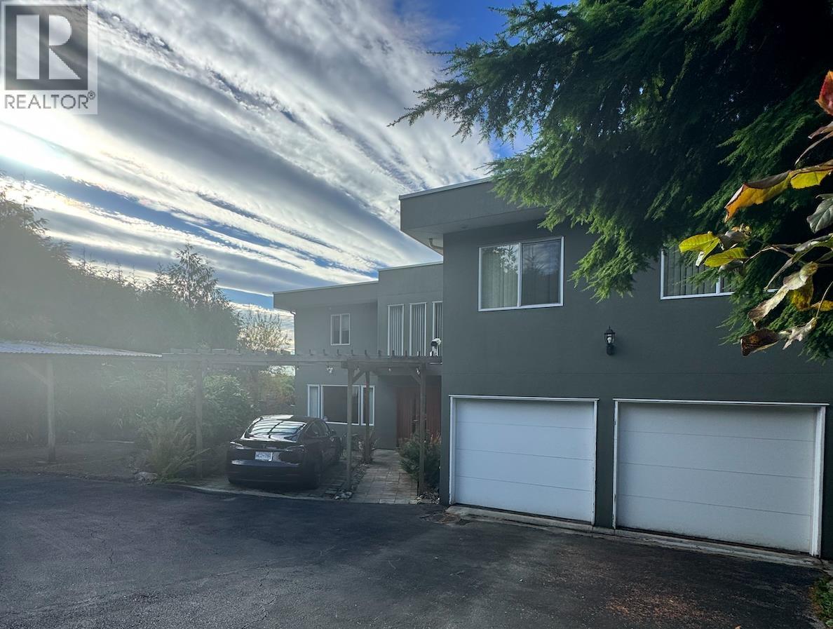 4582 WOODGREEN COURT, West Vancouver