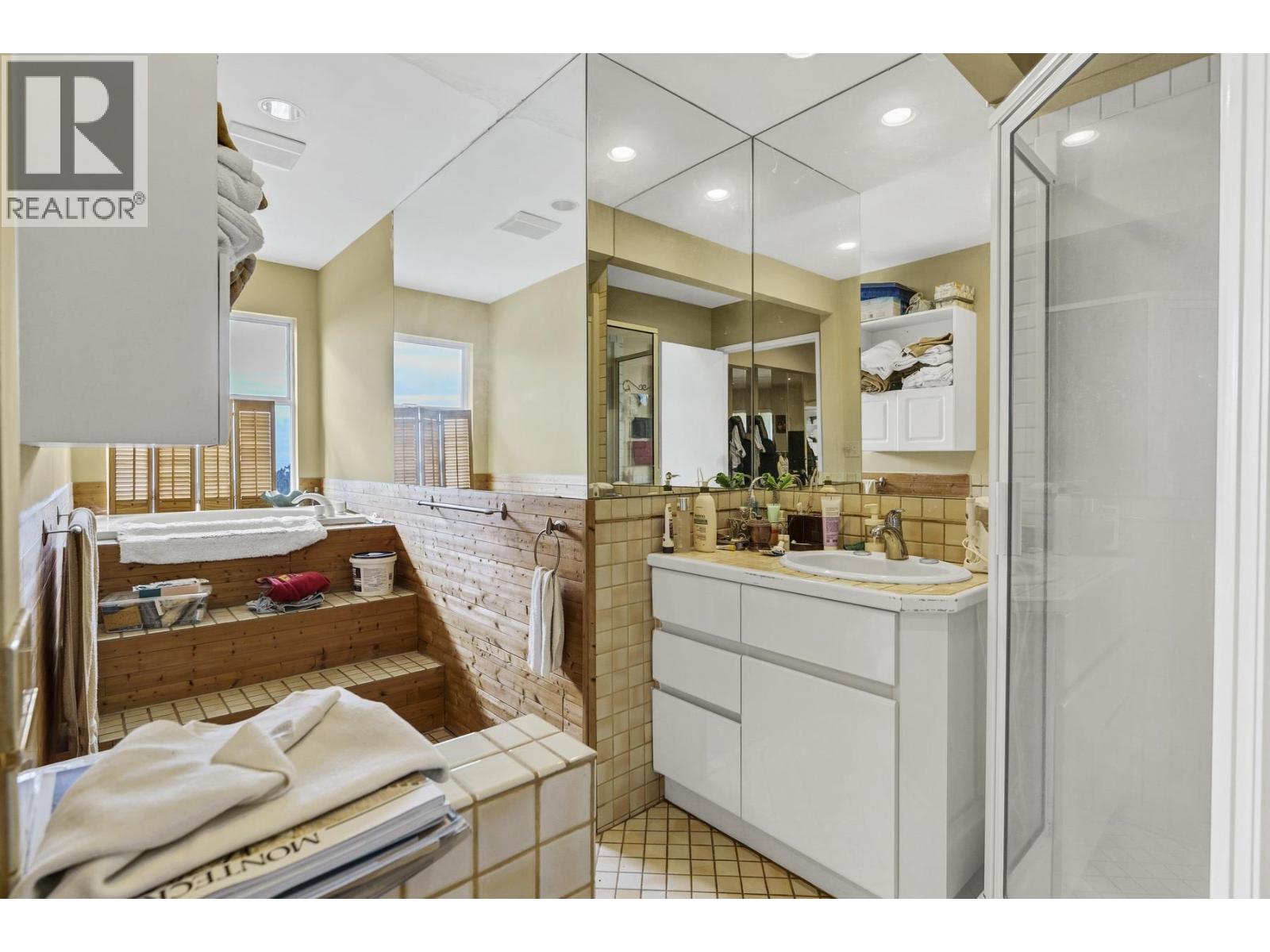 4582 WOODGREEN COURT, West Vancouver