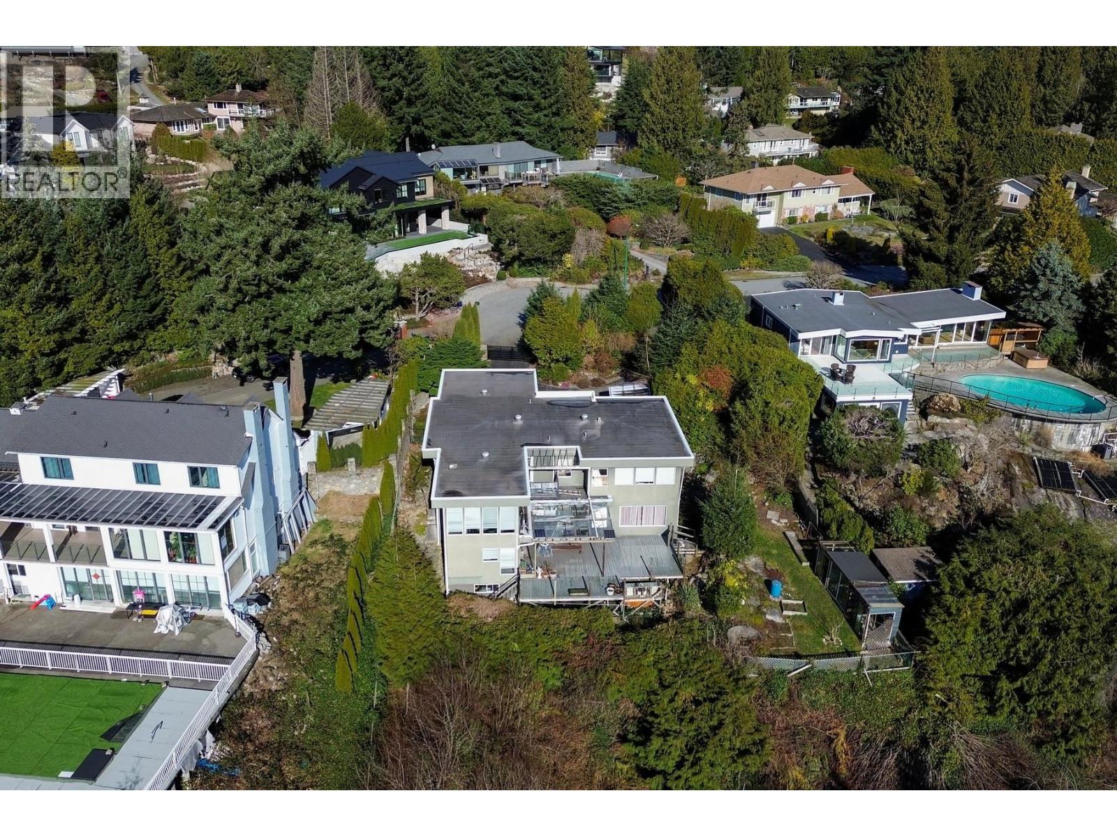 4582 WOODGREEN COURT, West Vancouver